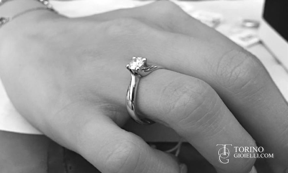 Dichiara il tuo amore con un anello solitario modello Valentino, la montatura Valentino è tra le più classiche e ricercate montature di anelli solitario.