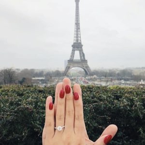 anello di fidanzamento indossato a Parigi