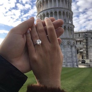 anello di fidanzamento e Torre di Pisa