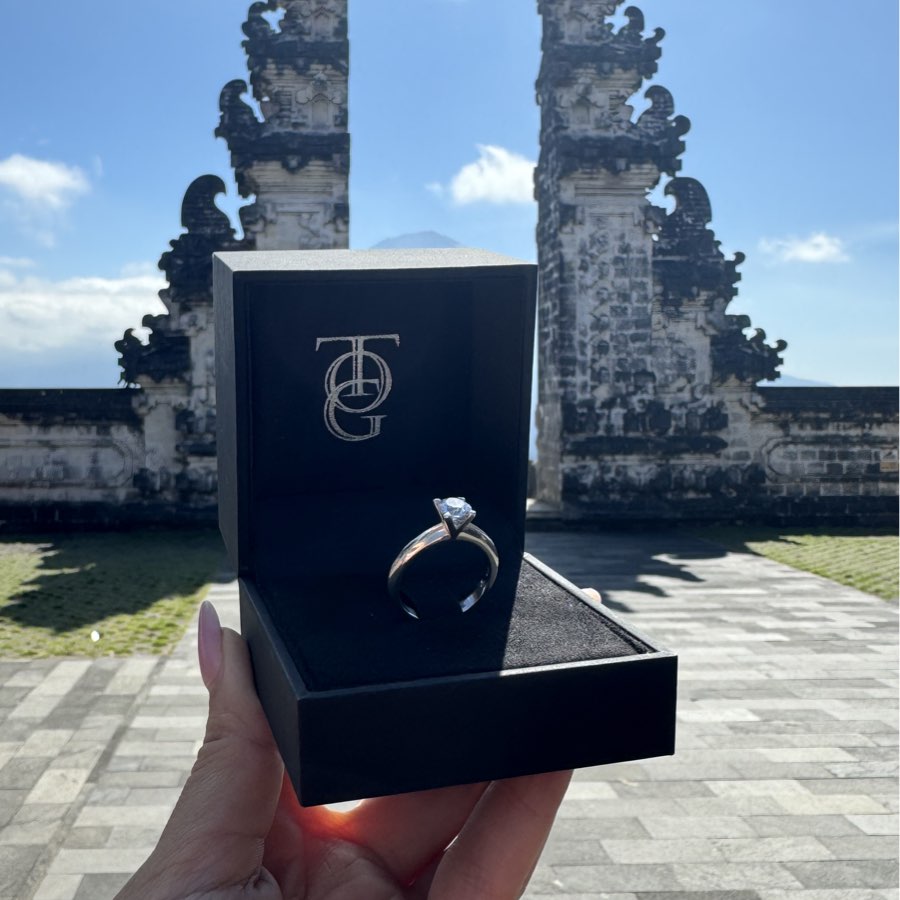 anello solitario valenza gioielli modello minimale fotografato nella sua scatola in Indonesia.