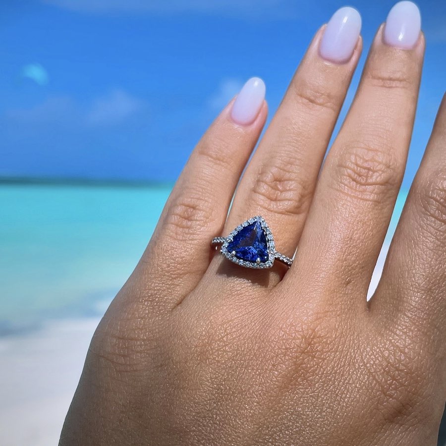 Anello con Tanzanite e diamanti di Torinogioelli indossato a Zanzibar in Tanzania.