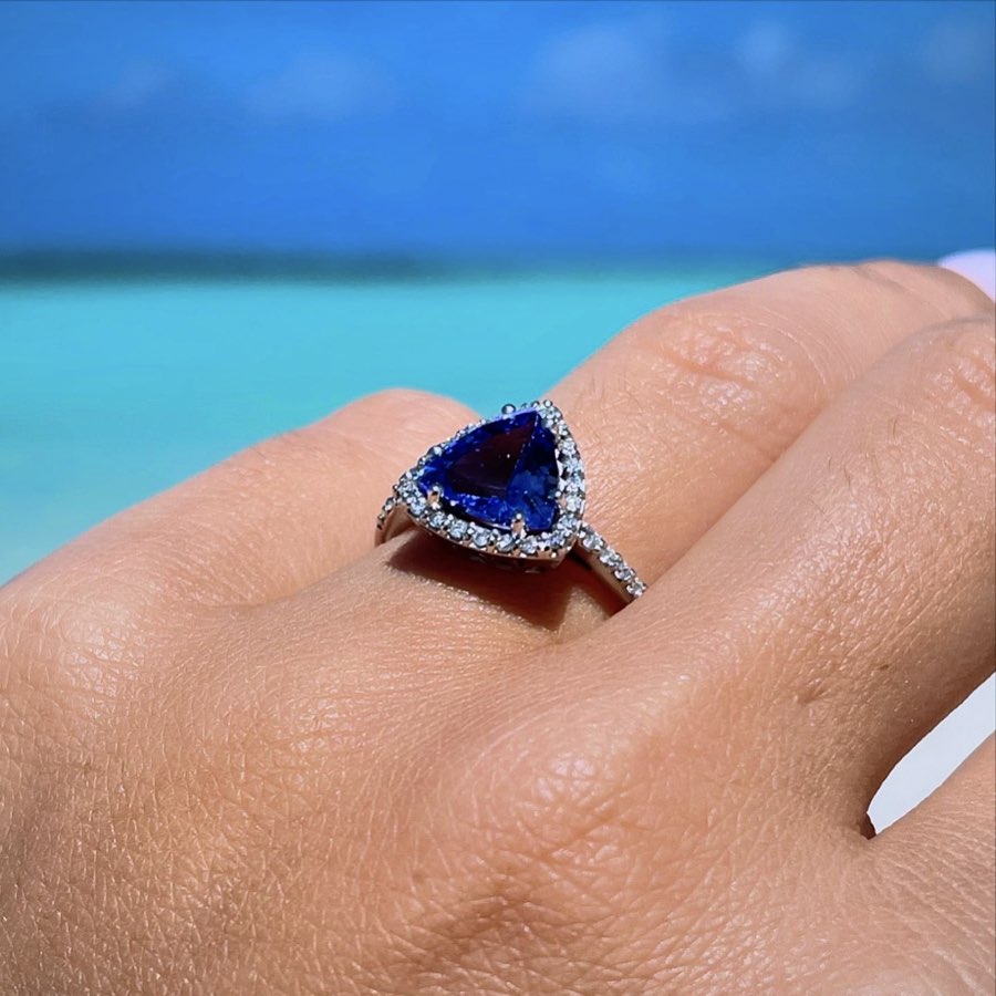 Anello Tanzanite e diamanti di Torinogioelli indossato e fotografato a Zanzibar in Tanzania.