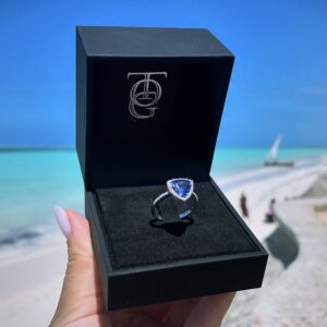 Tanzanite anello in oro e diamanti di Torinogioelli fotografato a Zanzibar in Tanzania.