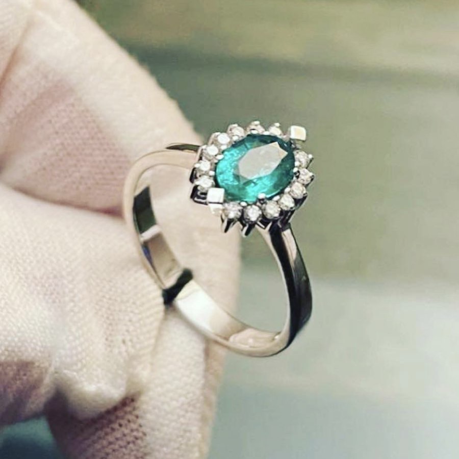 immagine di un anello con smeraldo e diamanti