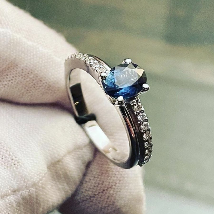 immagine di un anello con zaffiro e diamanti