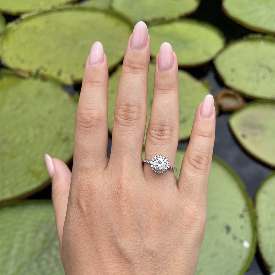 anello solitario con diamante indossato