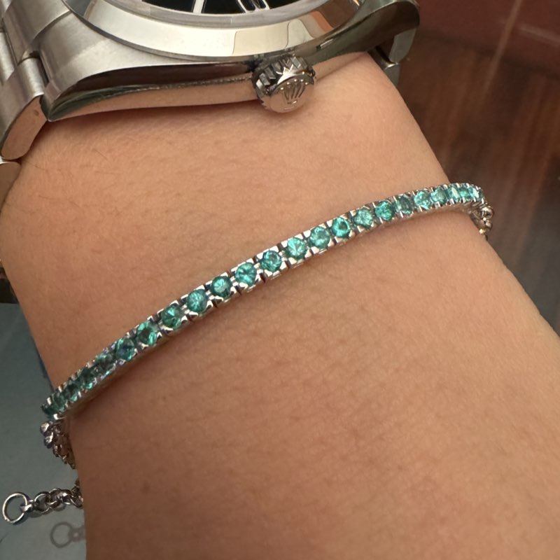 colore e purezza dello smeraldo di questo bracciale tennis con smeraldi.