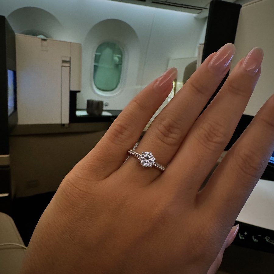 montatura anello solitario 6 griffe con diamanti indossato in aereo in business class dopo aver fatto una dichiarazione d'amore.