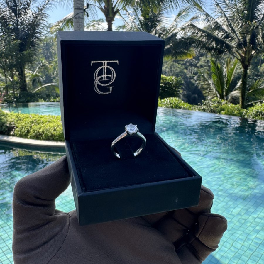 anello solitario 6 griffe con diamanti Torinogioielli nella sua scatola fotografato a Bali nella piscina del Padama Resort a Ubud.