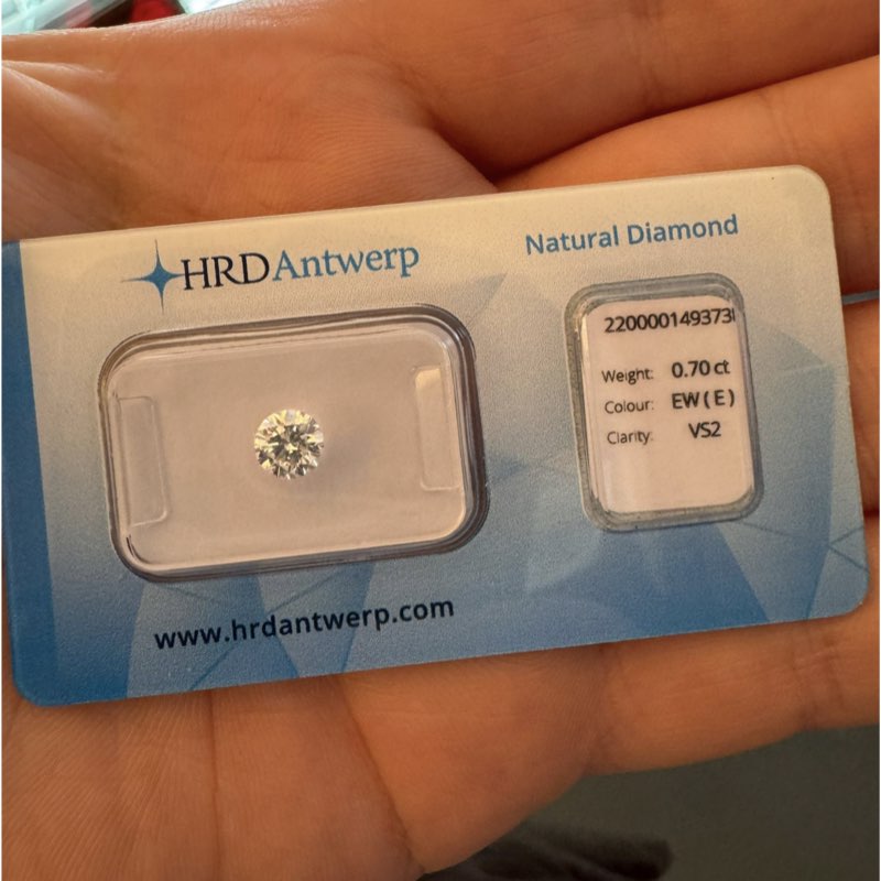 diamante da 0.70 carati e vs2 certificato HRD sigillato nel suo blister