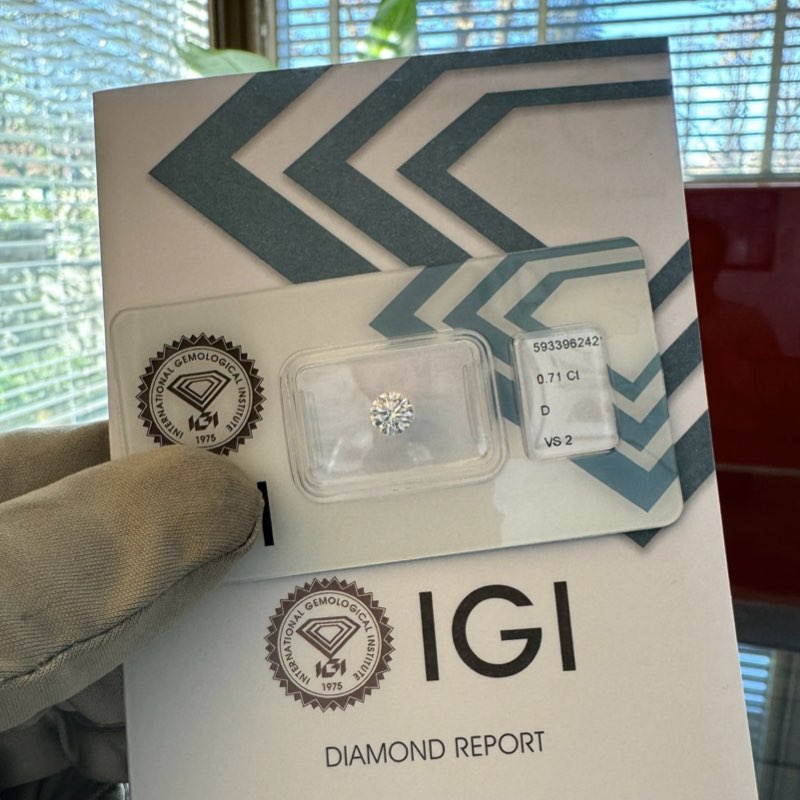 diamante 0.71 carati d vs2 certificato Igi sigillato nel suo blister.