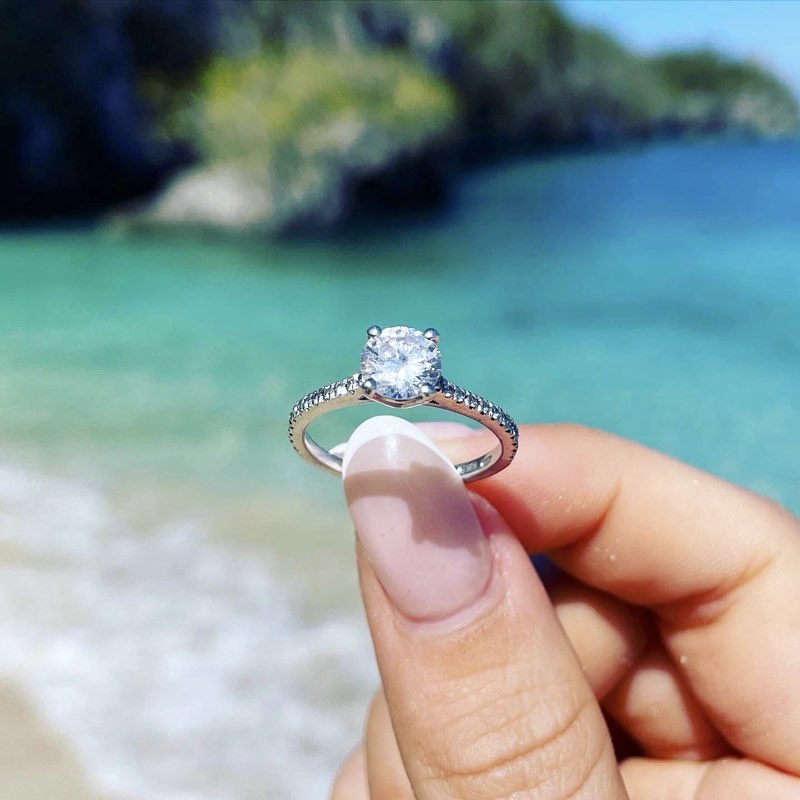 anello con diamanti sul gambo