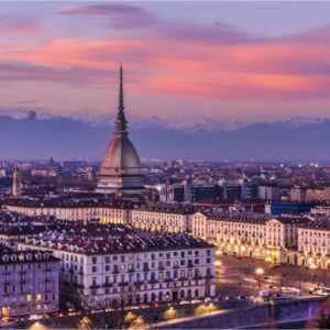 Città di Torino: Le eccellenze torinesi spaziano dall’industria automobilistica alla gioielleria, dall’arte culinaria all’architettura, rendendo il capoluogo piemontese un punto di riferimento in Italia e nel mondo. Ogni angolo della città racconta una storia di talento, passione e ingegno, contribuendo a creare un’identità unica e riconoscibile.