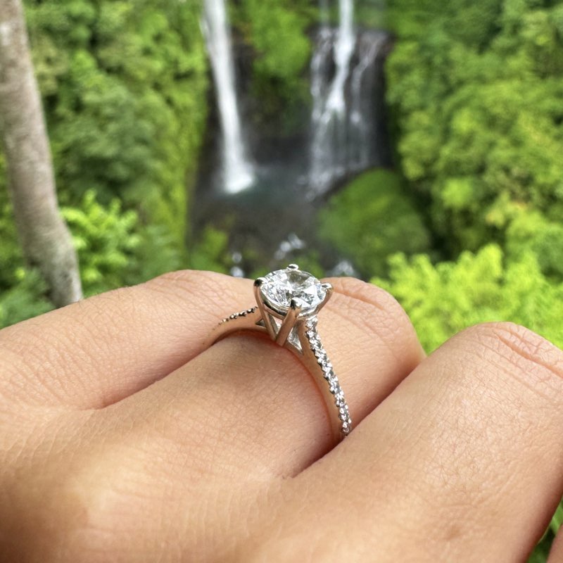 anello torinogioielli con diamanti sul gambo