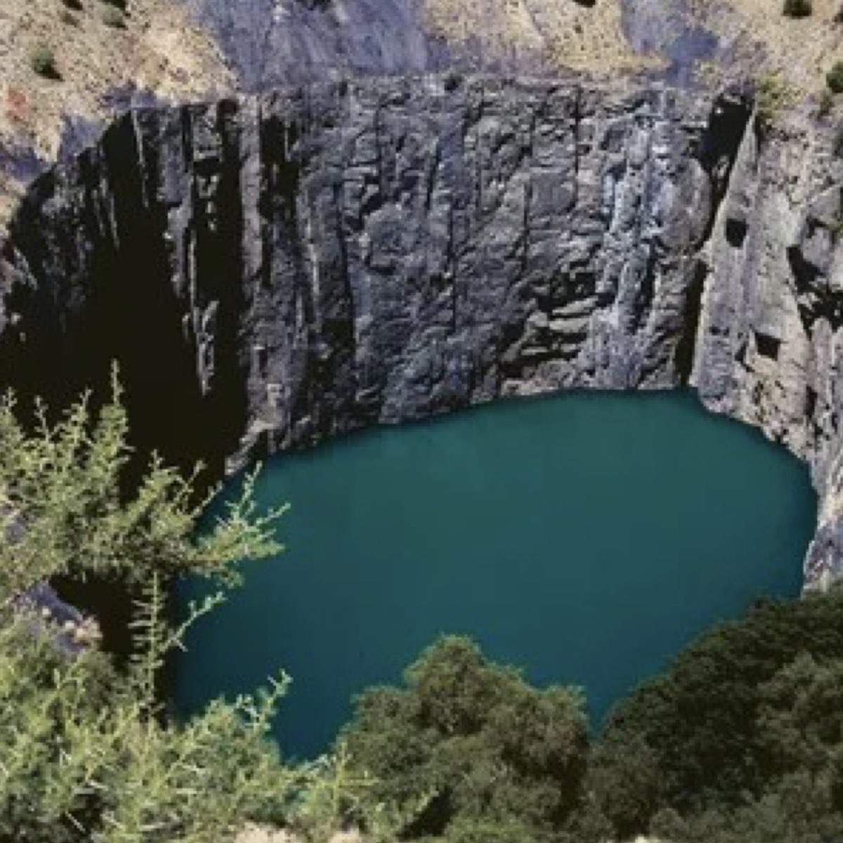 Vista della miniera di diamanti Big Hole a Kimberley, Sudafrica, con acqua cristallina nel cratere.