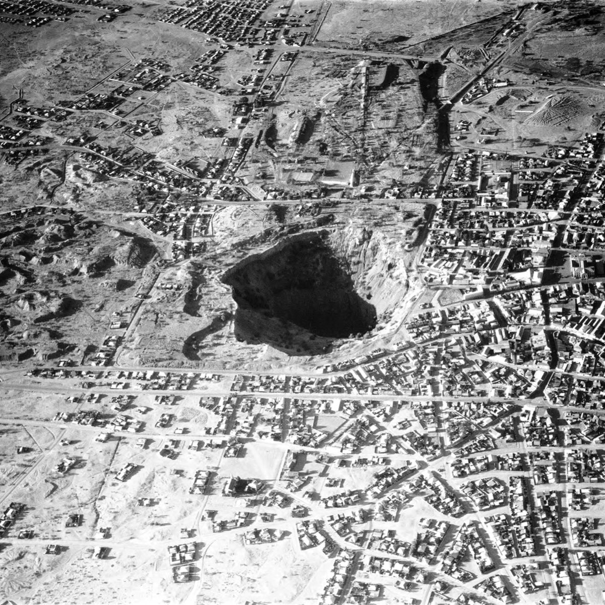 Fotografia aerea storica della miniera di diamanti Big Hole a Kimberley, Sudafrica, circondata dalla città.